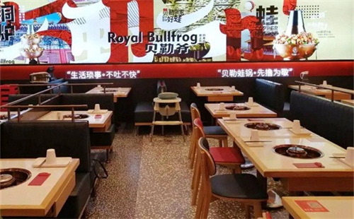 這家火鍋店開放“堂食”第一天，客人都在排隊.......