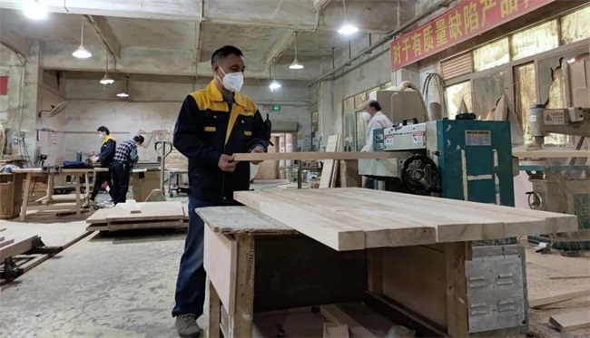 海德利總經(jīng)理谷先生每天親臨一線,親自操作機(jī)器參與生產(chǎn)