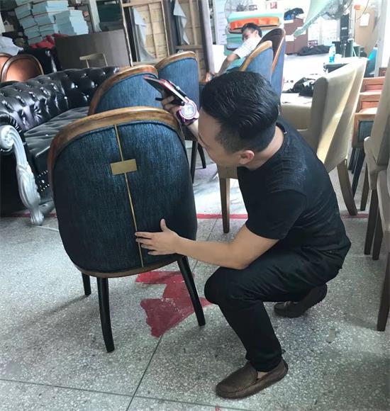 首席設計師李勤認真檢查椅子的每一個部件,他經常說:“好產品就是要做好每一個細節”。