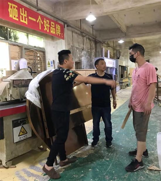 設計師李勤給生產主管詳細講解產品的每一個工藝標準和要求,海德利總經理谷先生也在認真傾聽。