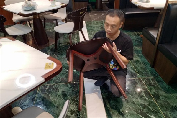 奇怪：一般人都了解海底撈極致服務，他為何在凌晨兩點研究海底撈火鍋家具？